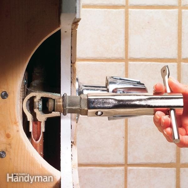 How to Fix a Leaking Bathtub Faucet â The Family Handyman