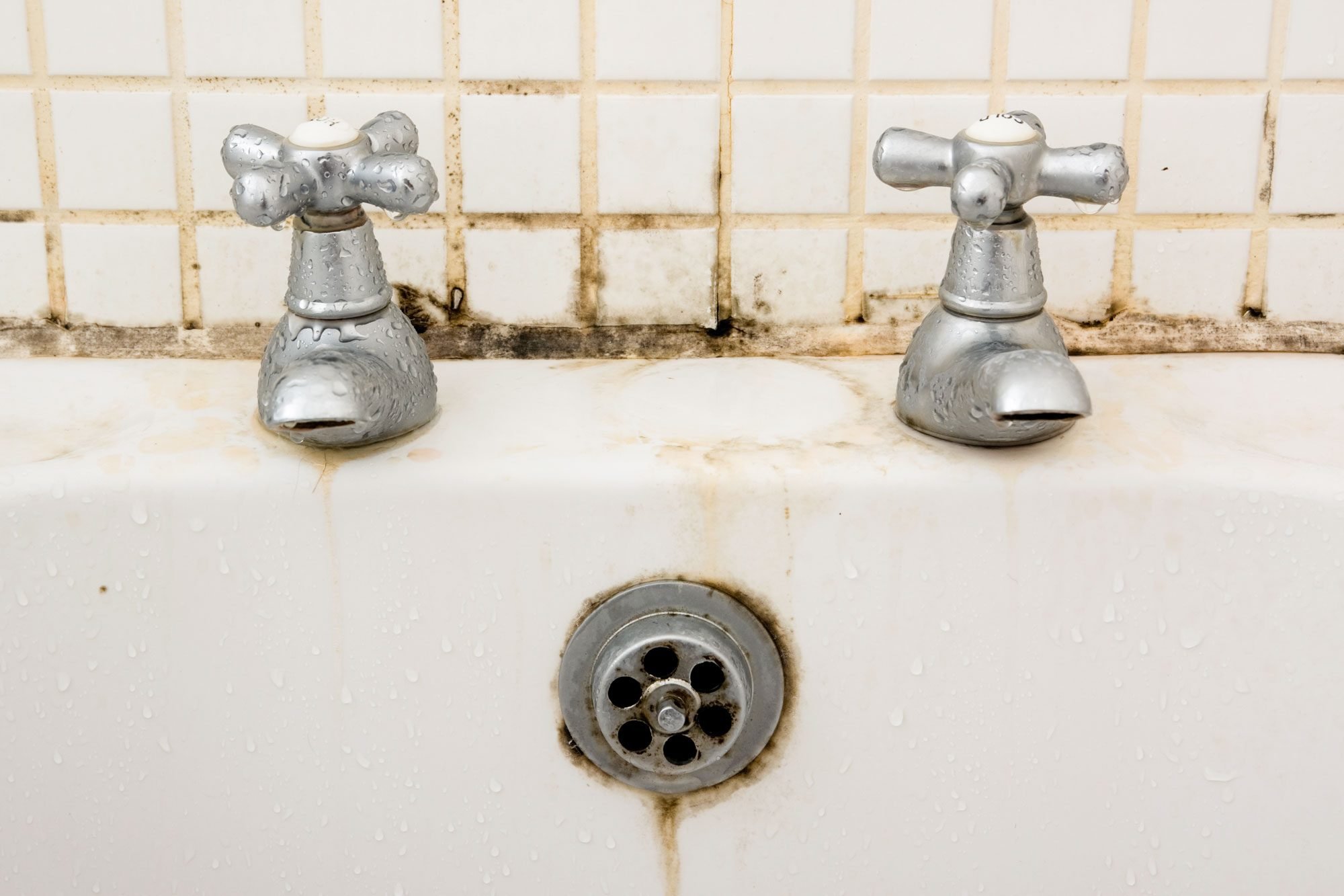 How to Whiten Grimy Grout