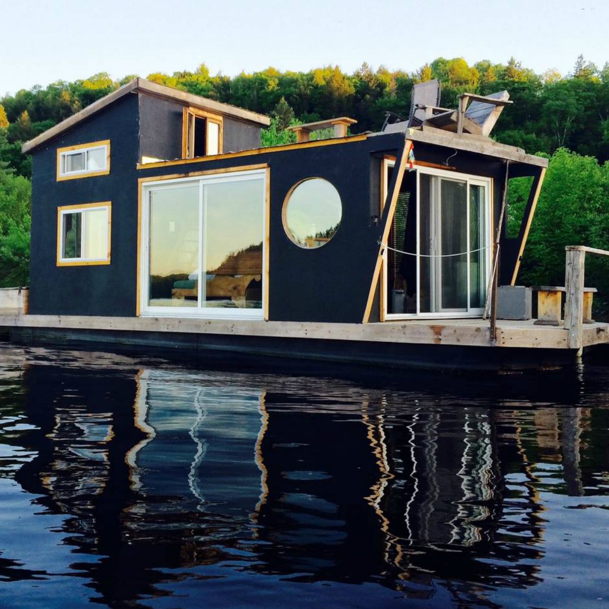 These 51 Airbnb Houseboats Are Like Living In A Floating Tiny House