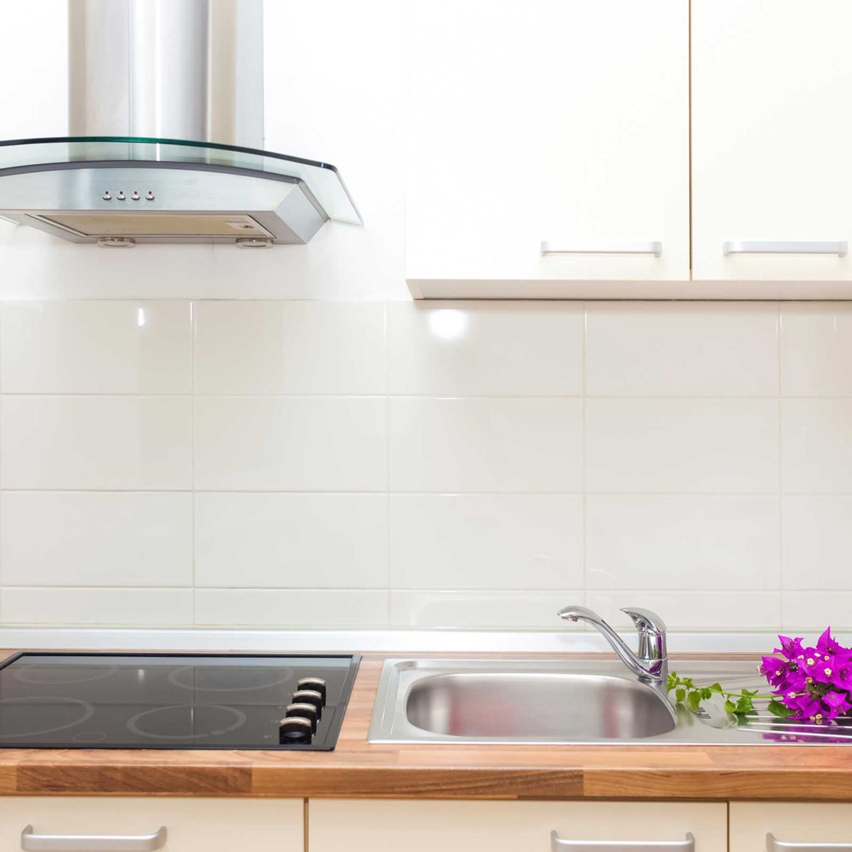 https://www.familyhandyman.com/wp-content/uploads/2018/05/13-Things-All-Smart-Homeowners-Should-Do-Once-a-Month-range-hood-178411874_paulprescott72.jpg?fit=696%2C696