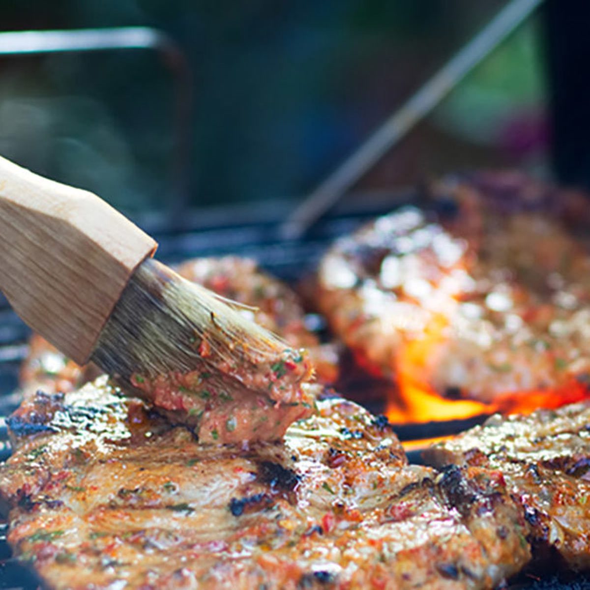 Battle of the BBQ: Charcoal vs. Gas Grill