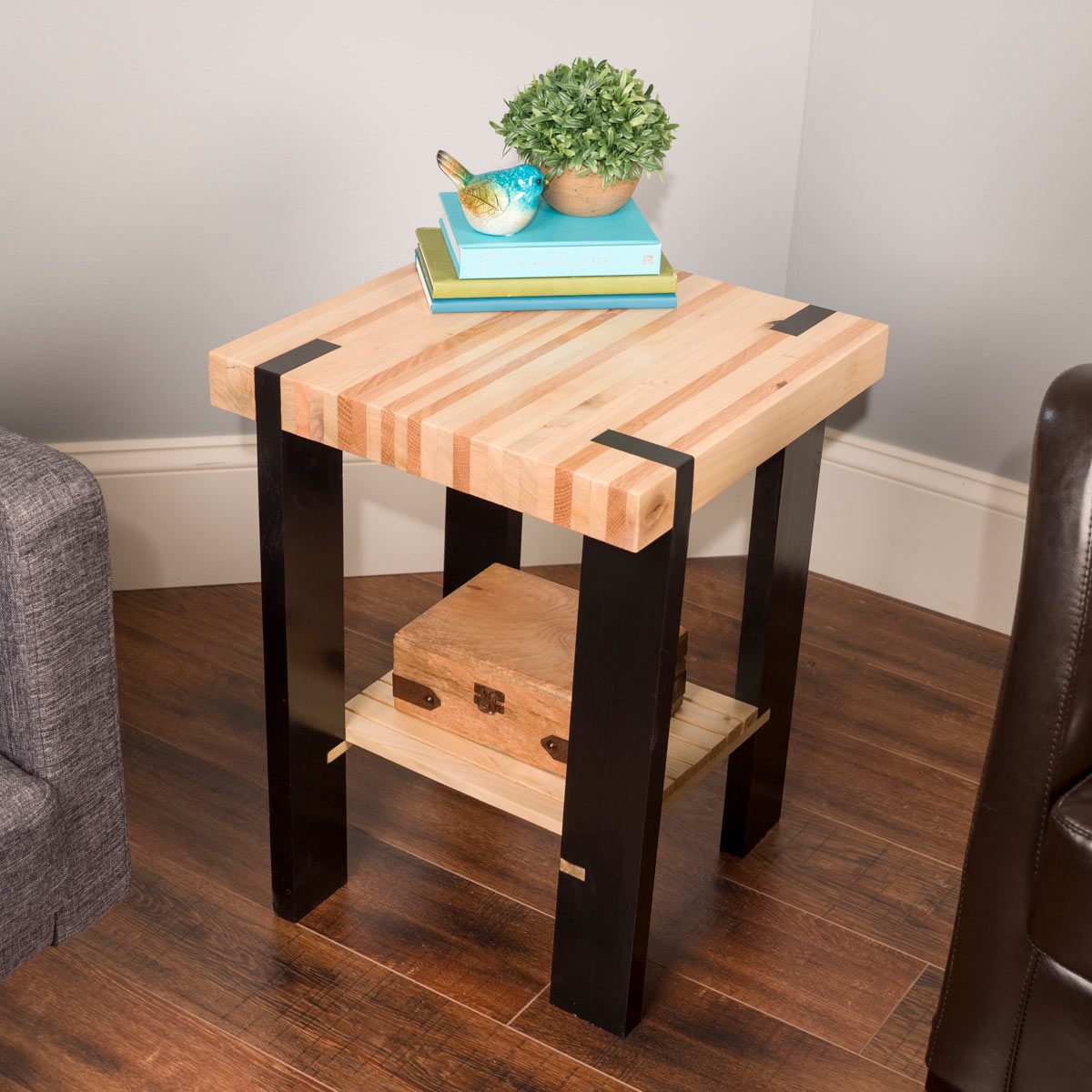 Saturday Morning Workshop: How To Build A Pallet Side Table