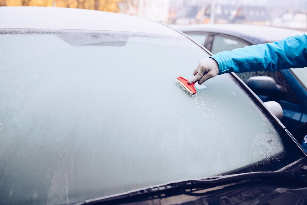 Defrost car windscreen - Ingenious trick will shift the ice from