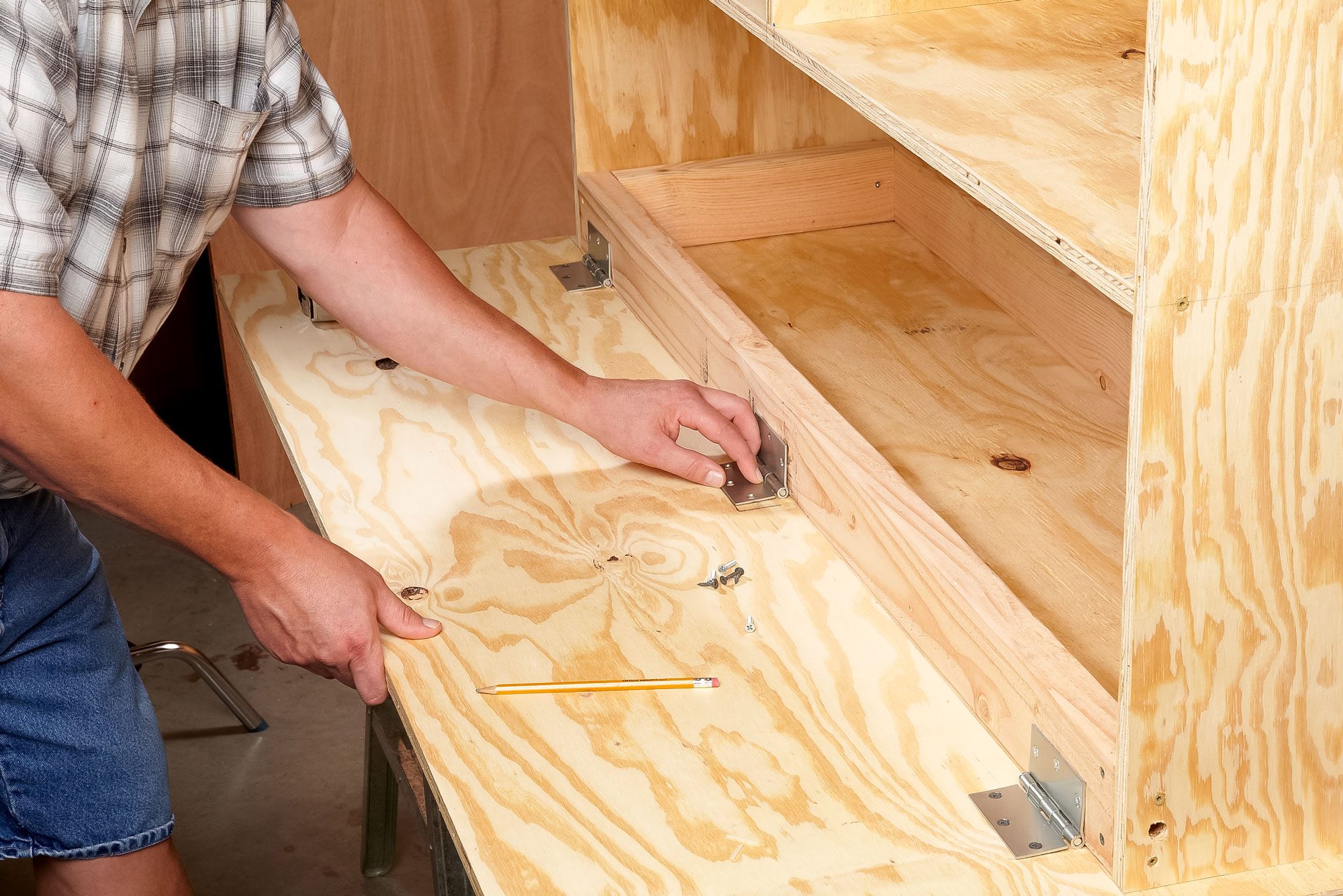 https://www.familyhandyman.com/wp-content/uploads/2019/06/FHM-How-To-Build-a-Workbench-for-Small-Spaces-FH12NOV_533_55_058_KSedit.jpg?fit=640%2C427