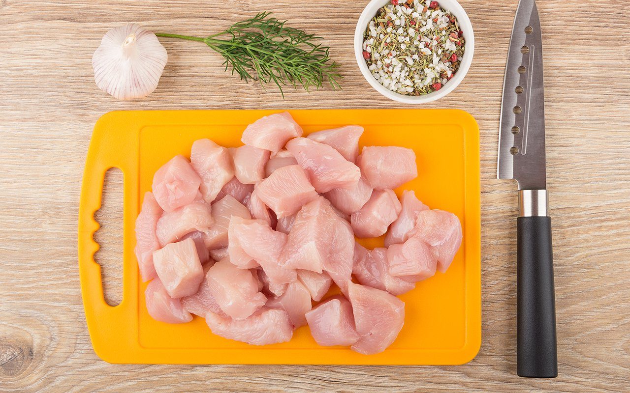 What Color Cutting Board for Raw Chicken? Choose the Safest Option – Cooking  Panda