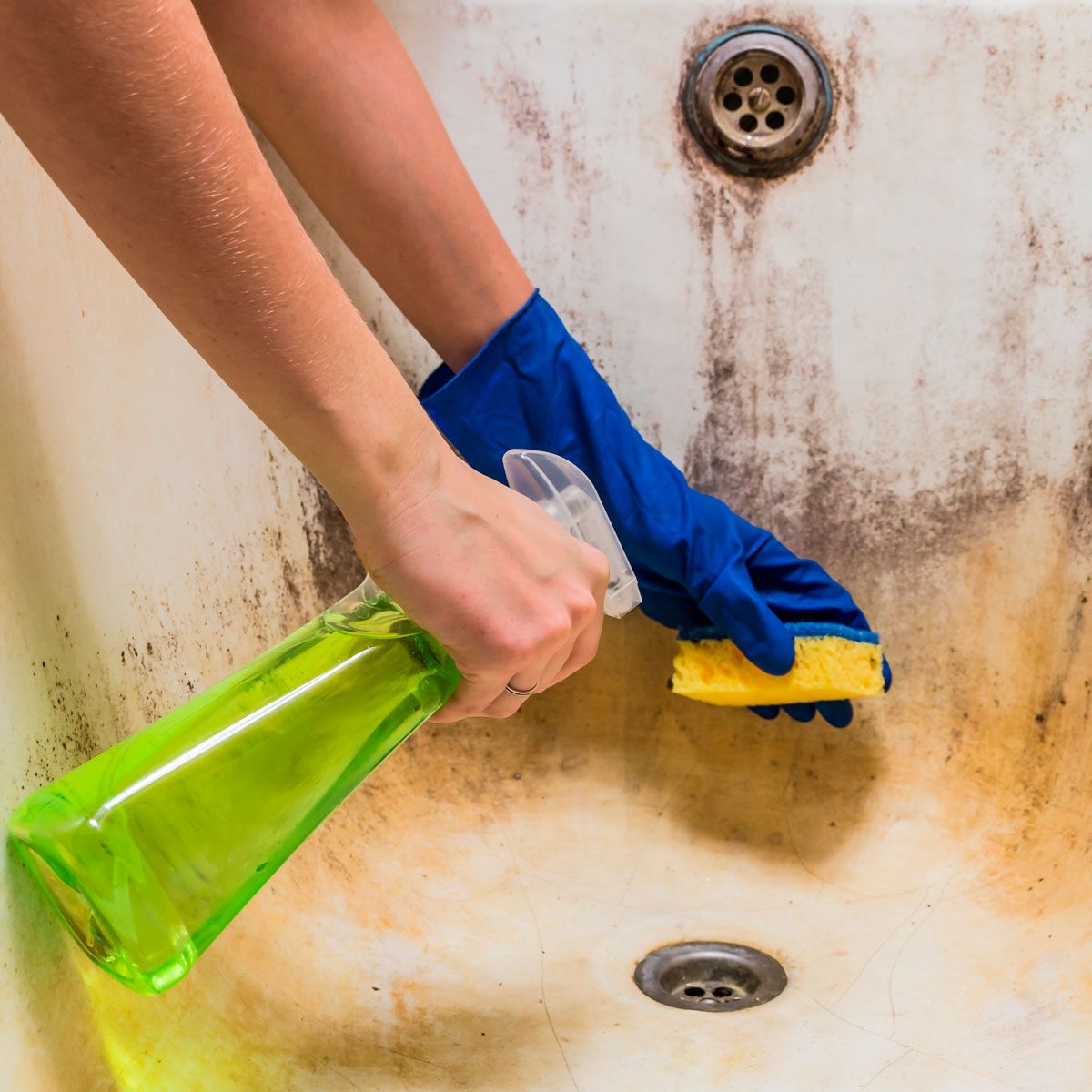 How to Clean a Bathtub the Right Way: 9 Easy Steps to Follow