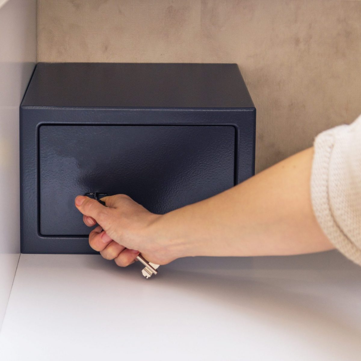 Woman try to blow open a safe metal safe in hotel room