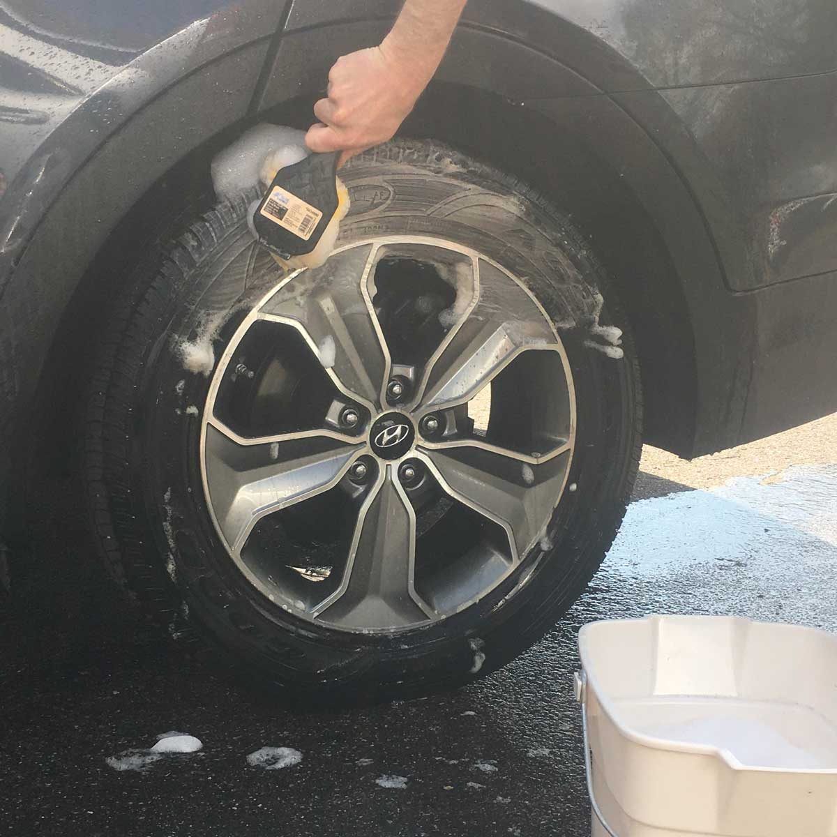 Best Way To Clean Car Tires - 8 Easy Steps 📸