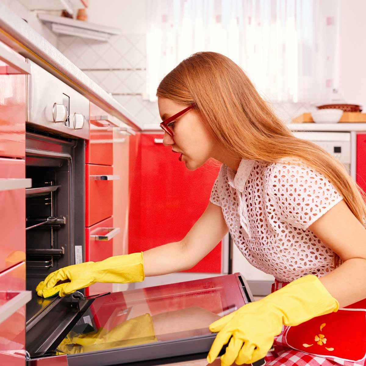 Cleaning an Oven With Baking Soda and Vinegar