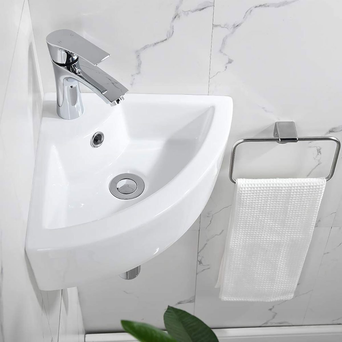 Best Fixtures for Tiny Bathrooms