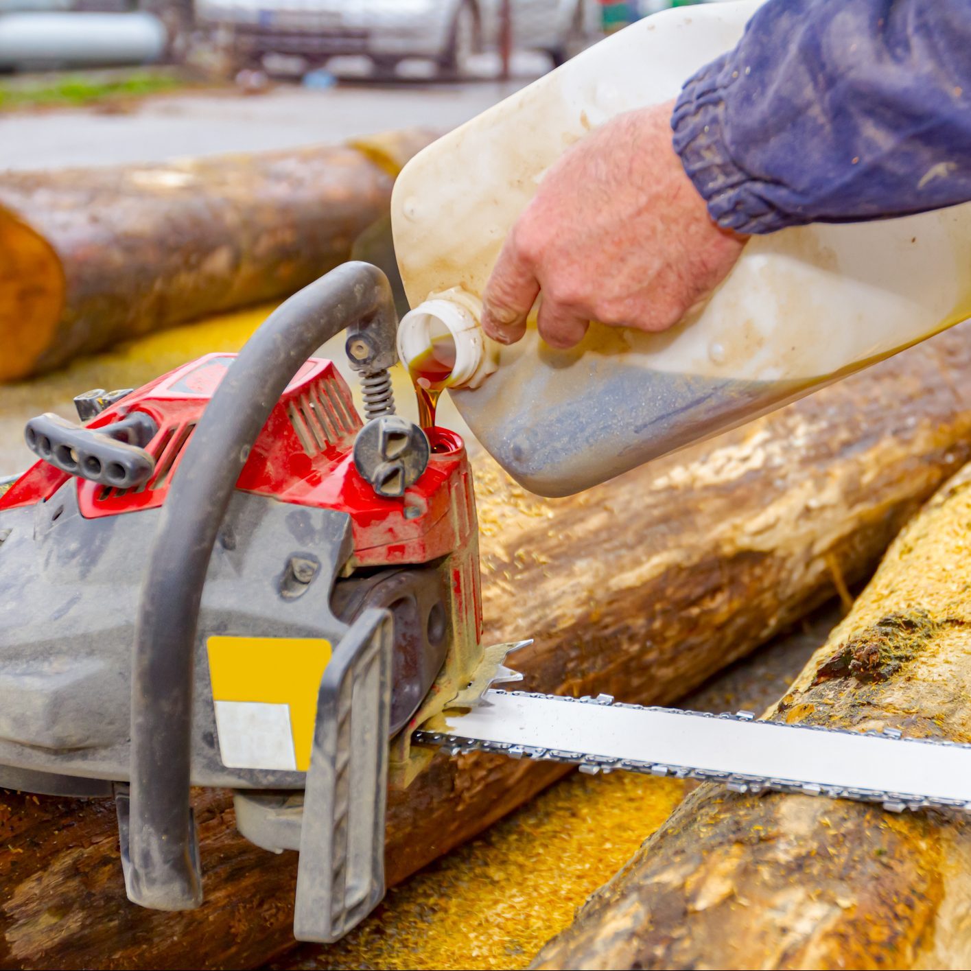 What Type of Oil for a Chainsaw?