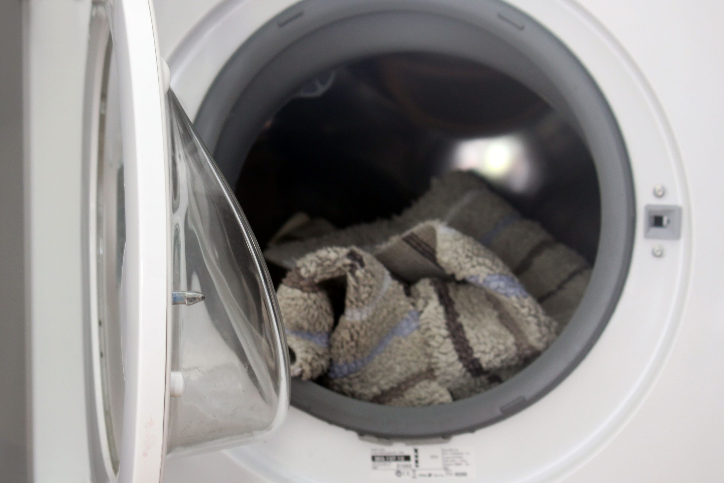 how to wash bathroom rugs in the washing machine
