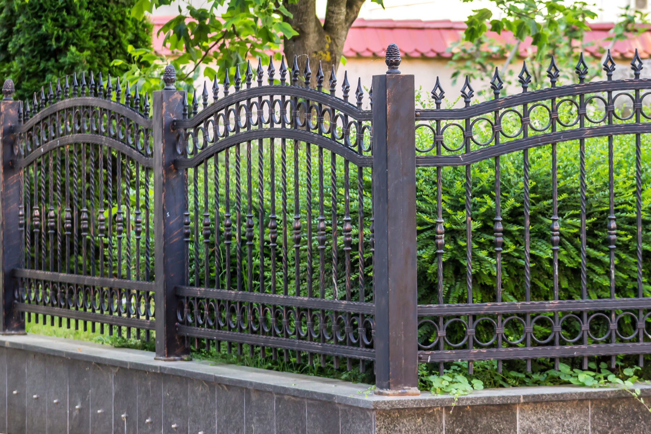 A Homeowner's Guide to the Types of Residential Fences
