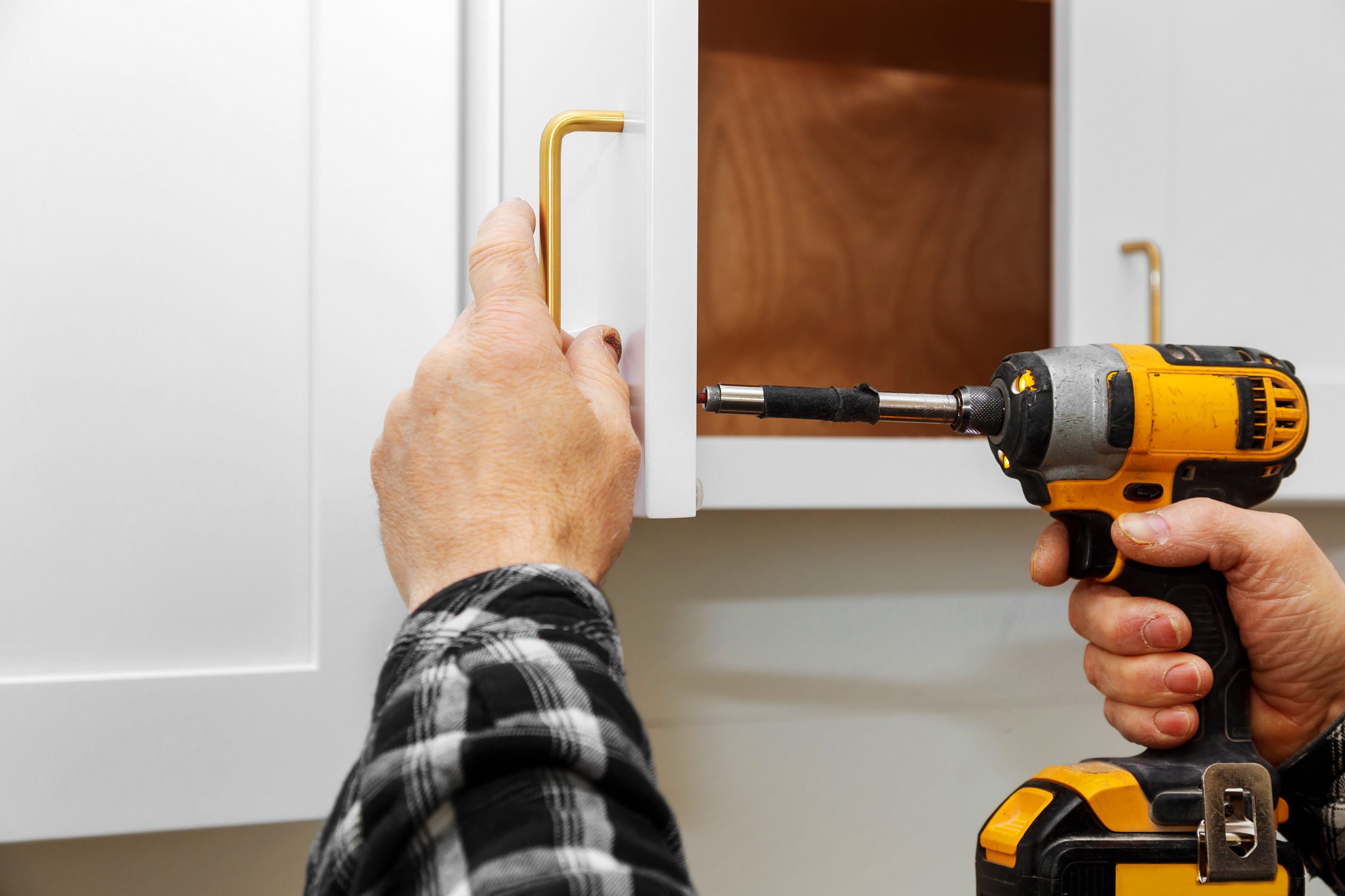 Where To Put Knobs and Handles on Kitchen Cabinets