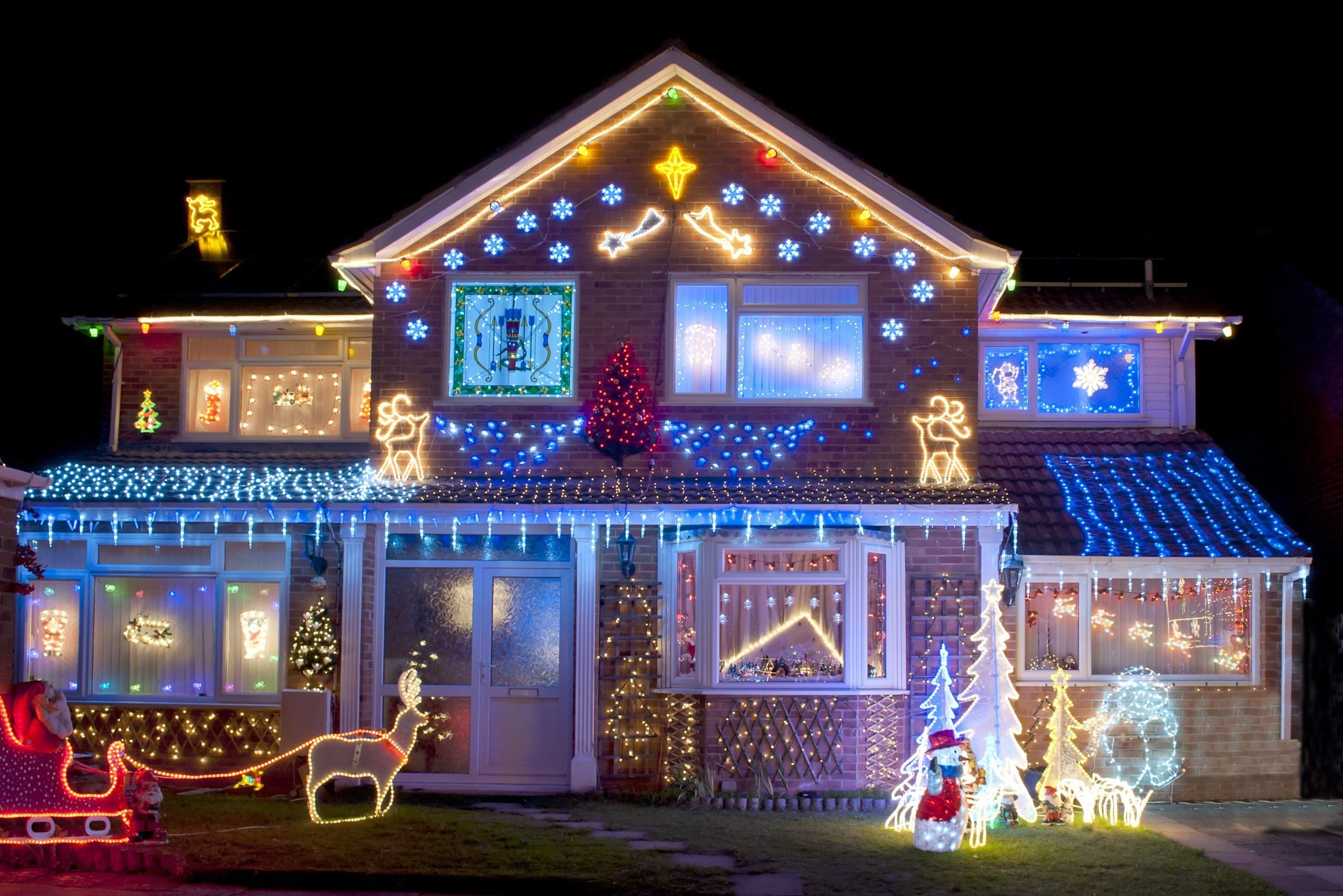 How to Hang Christmas Lights - 6 Steps to Doing it Right