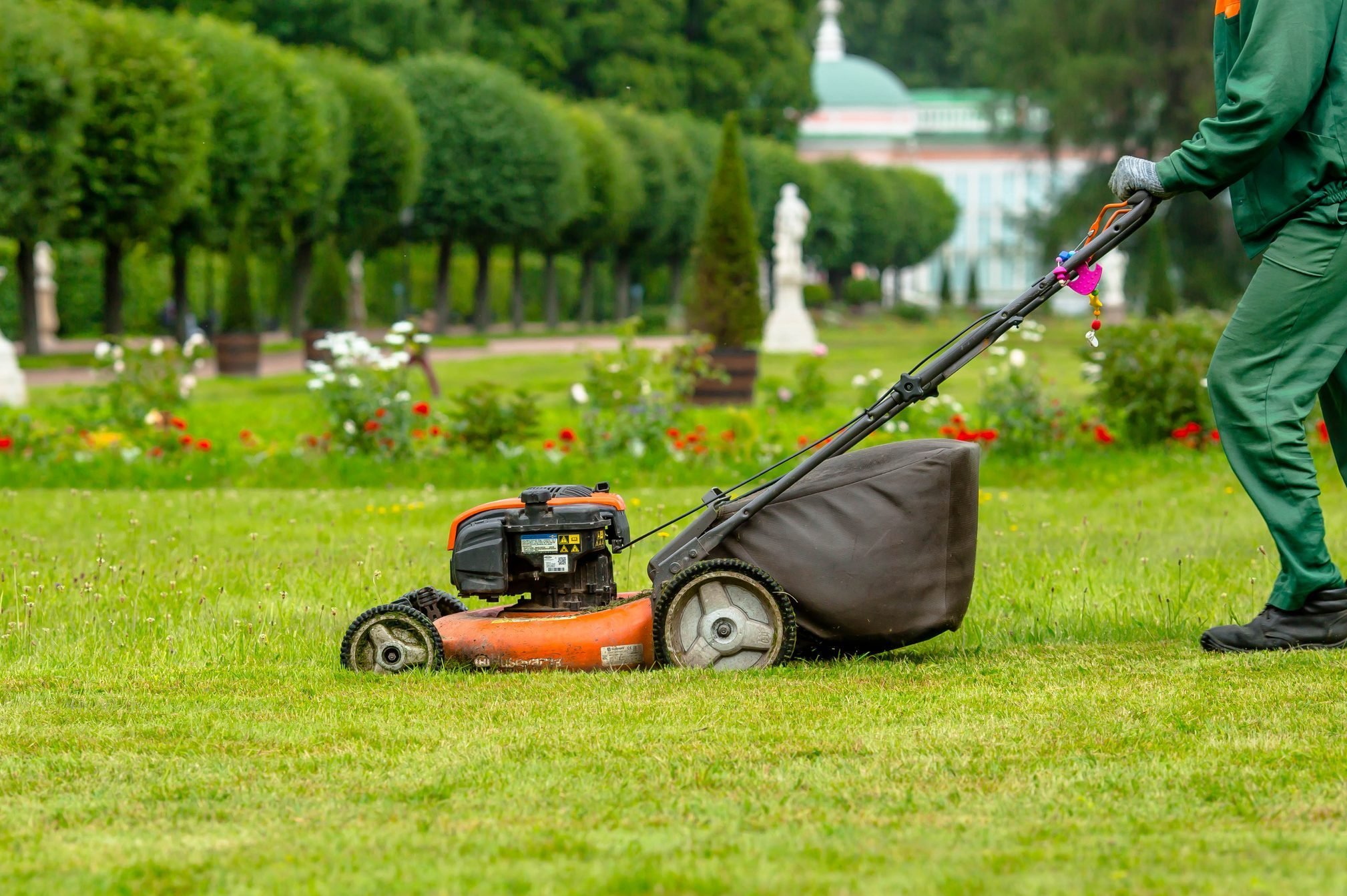 Self-Propelled vs. Push Mower: What's the Difference?