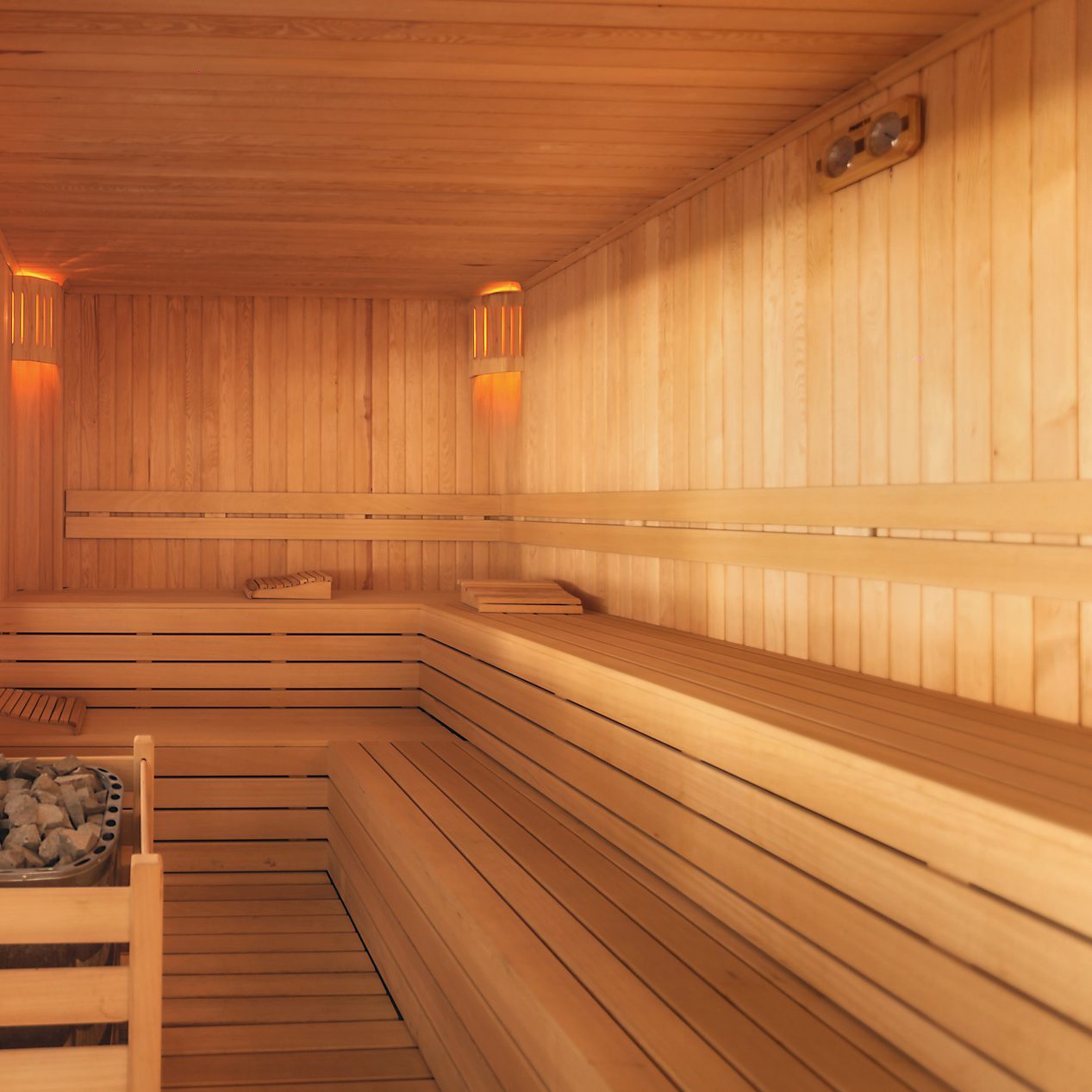 Dry Sauna vs. Wet Sauna: What's the Difference?