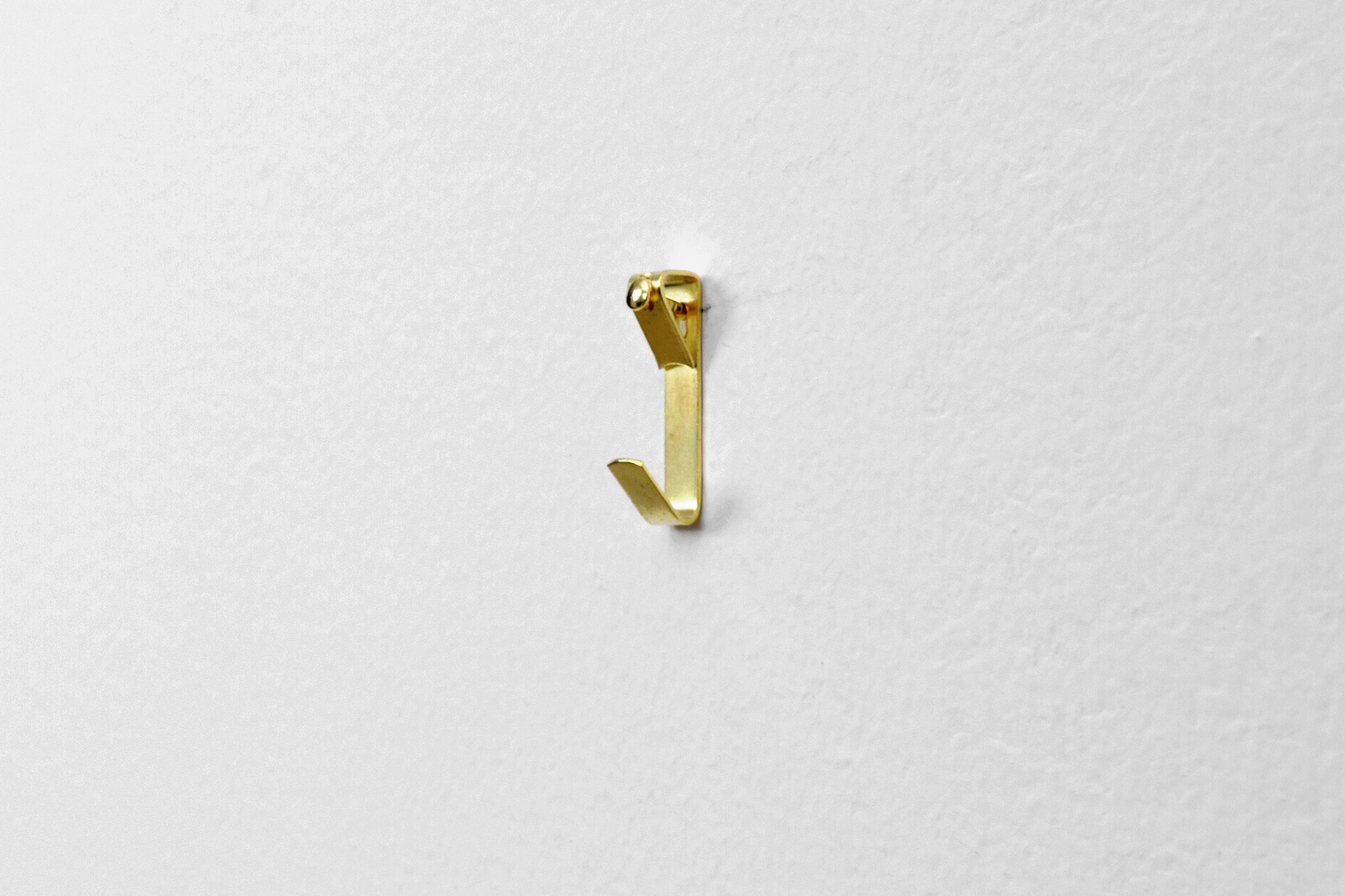 picture frame hook in the wall