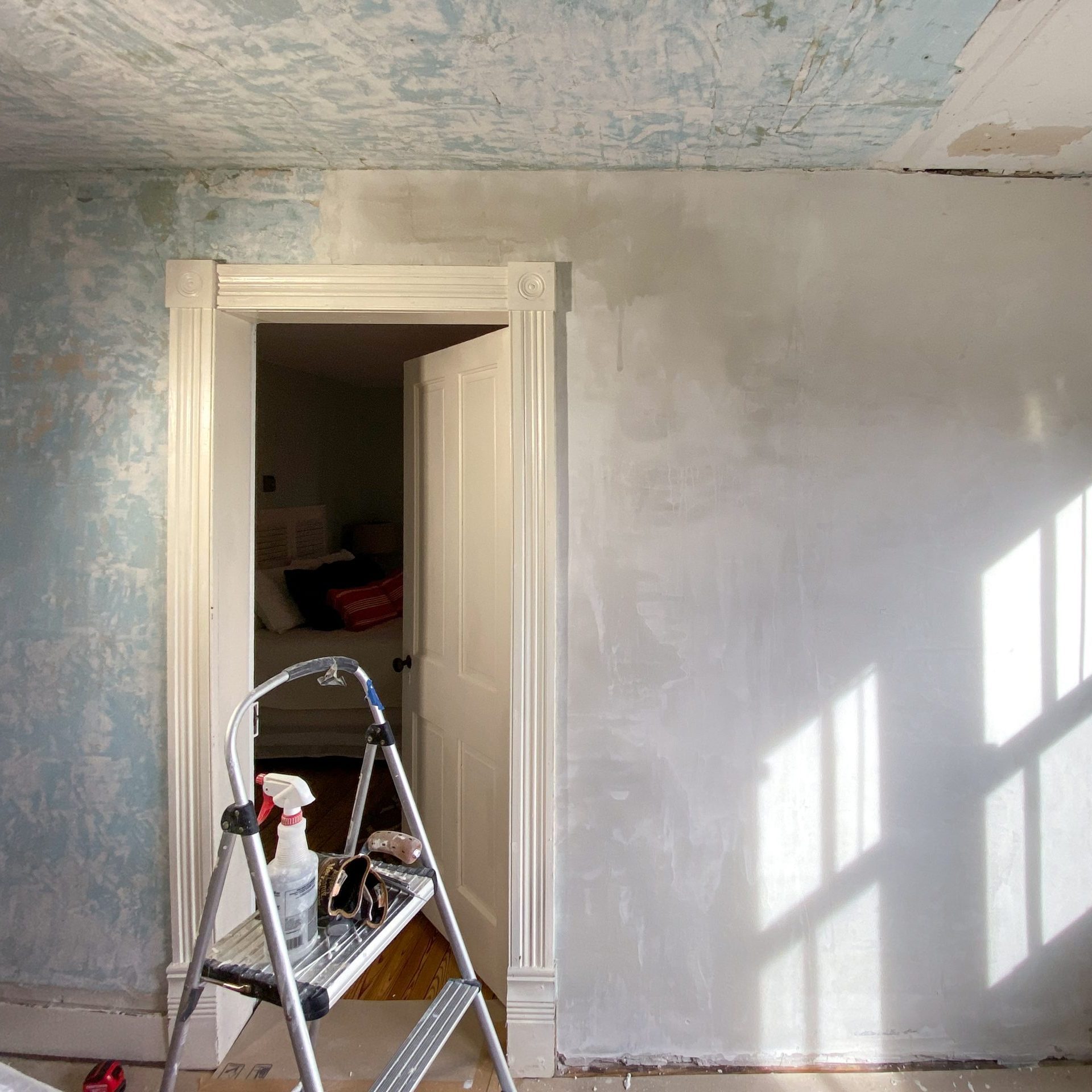 14 Tips for Living With Plaster Walls