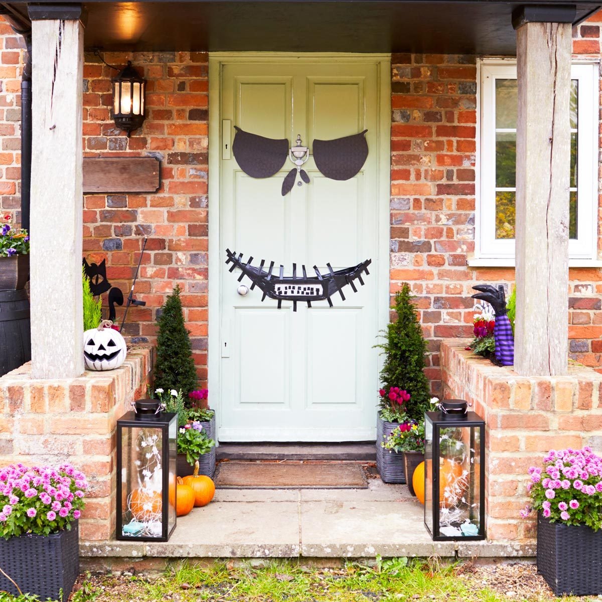 10 Frighteningly Fun Ways to Decorate Your Porch for Halloween