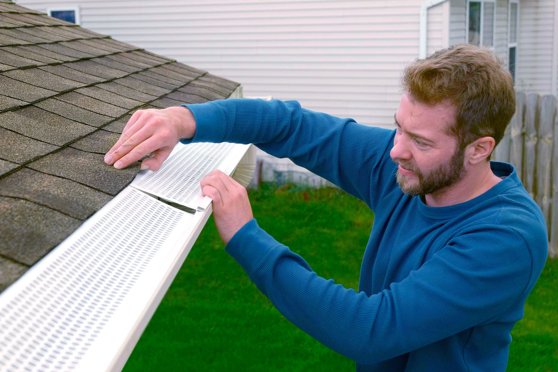 How To Install Gutter Guards DIY Family Handyman   FHMVS23 PK 09 28 HowToInstallGutterGuards Step2 YVedit 