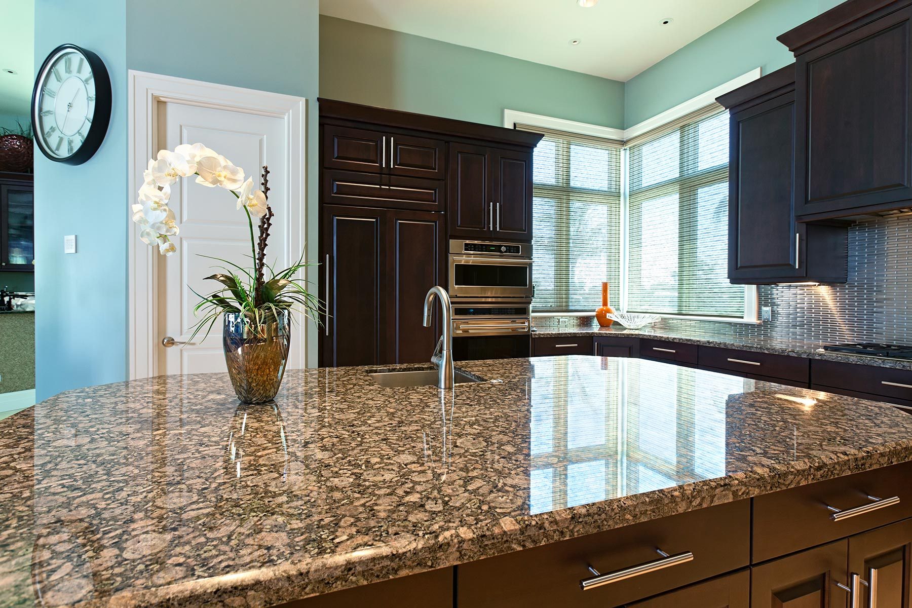 What Color Paint Goes with Brown Granite?