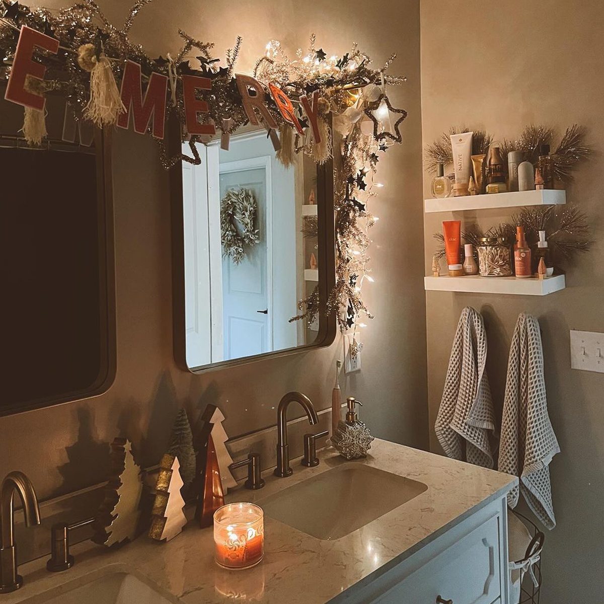10 Bathrooms Decorated for Christmas To Give You Inspiration