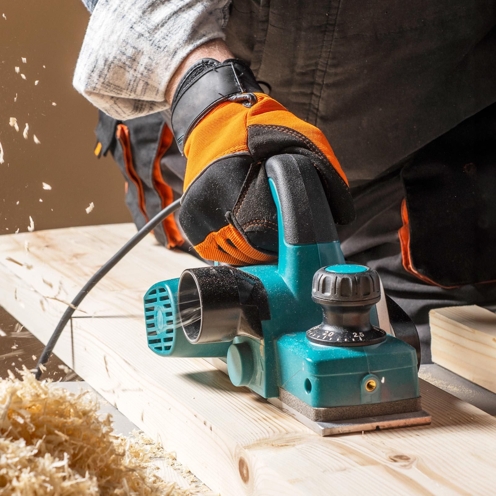 How To Use an Electric Planer