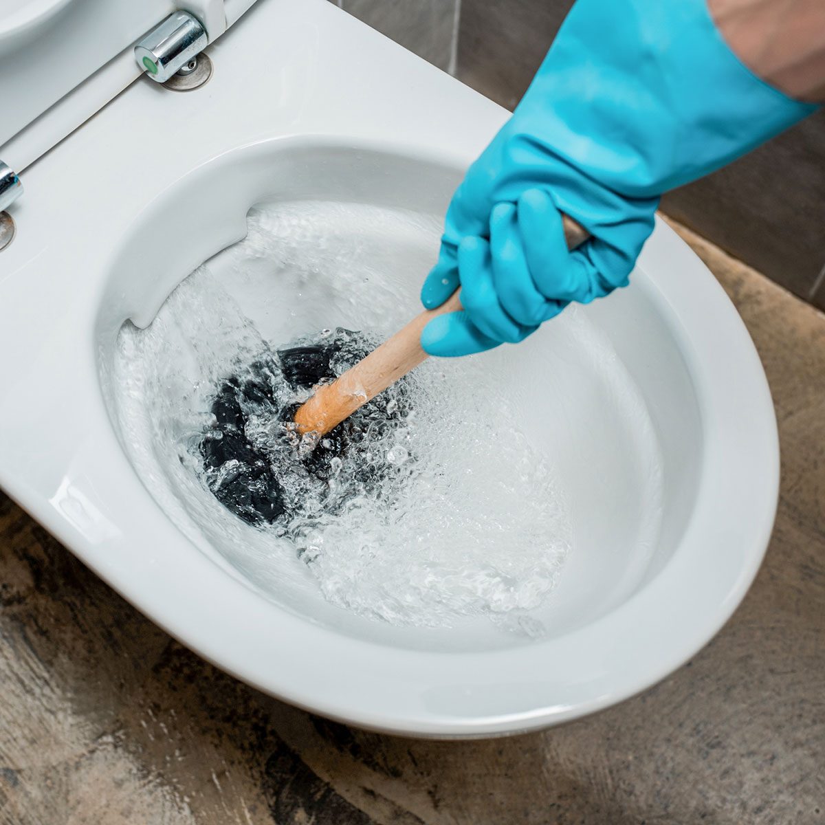 how to unclog toilet with a plunger