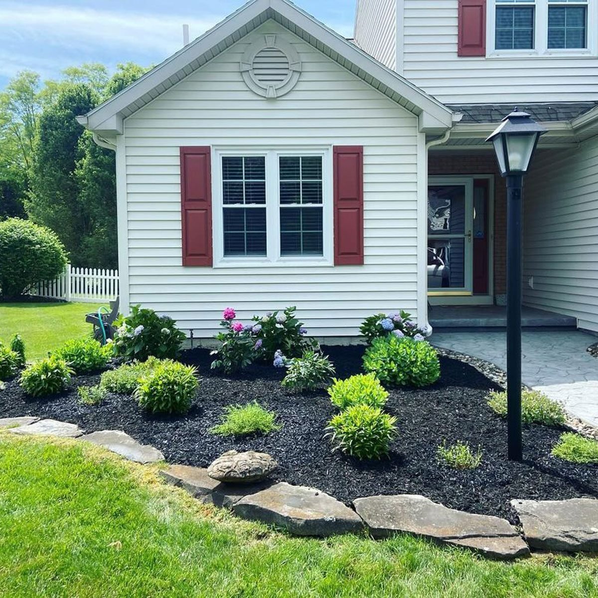 9 Black Mulch Landscaping Ideas