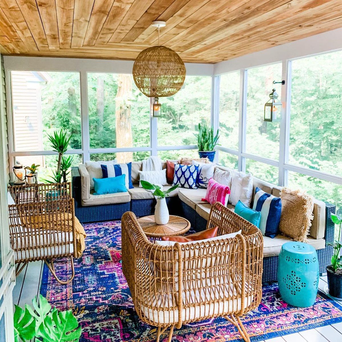 9 Cozy Screened In Porch Ideas Boho Chic Courtesy @debvdesignsandhome Instagram