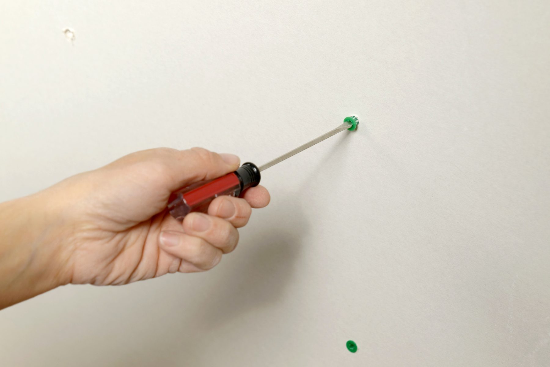 Fhmvs23 Pk 12 8 Removedrywallanchors Step2b Unscrew It With A Screwdriver
