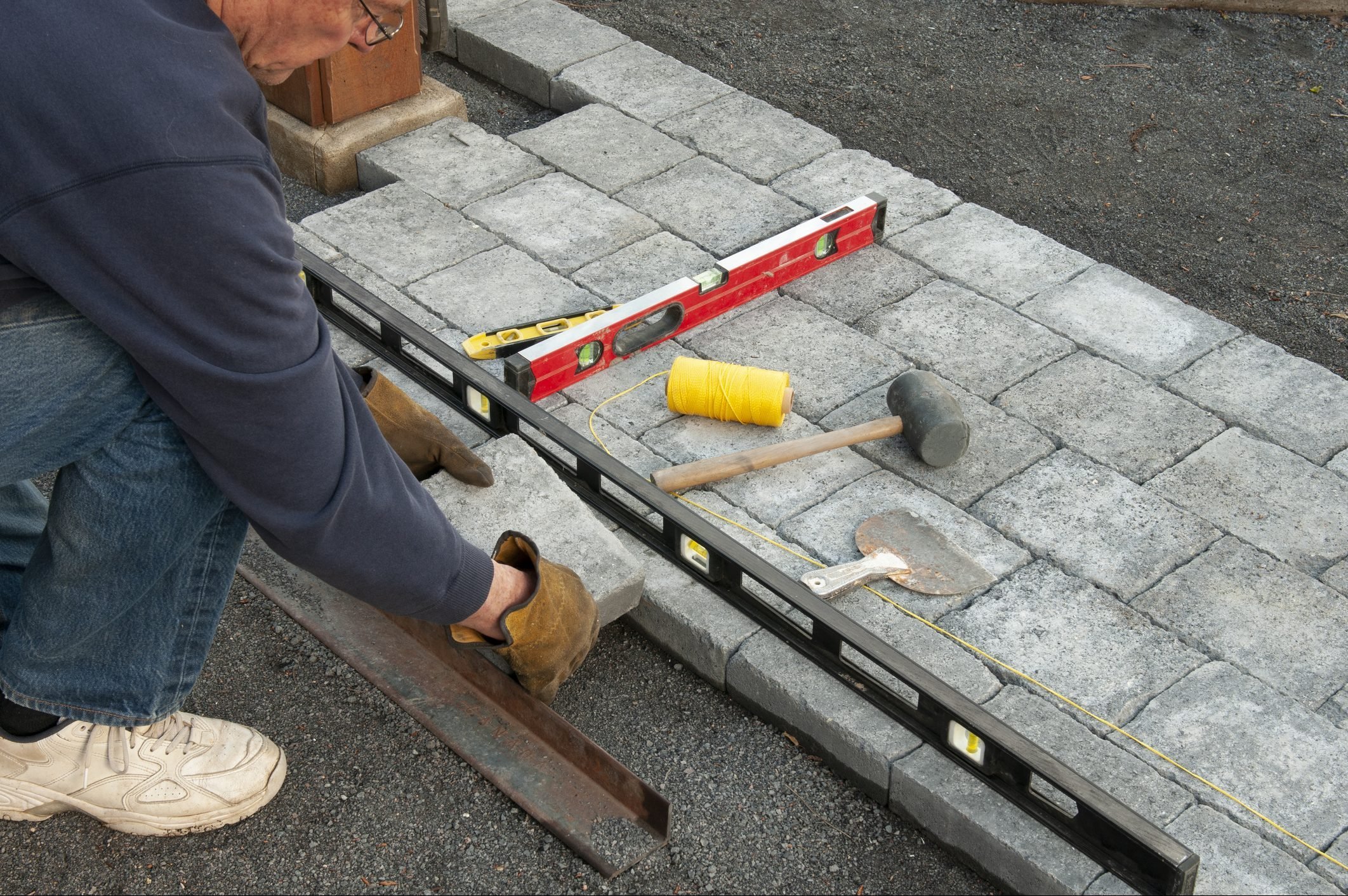 Installing patio cement paving bricks