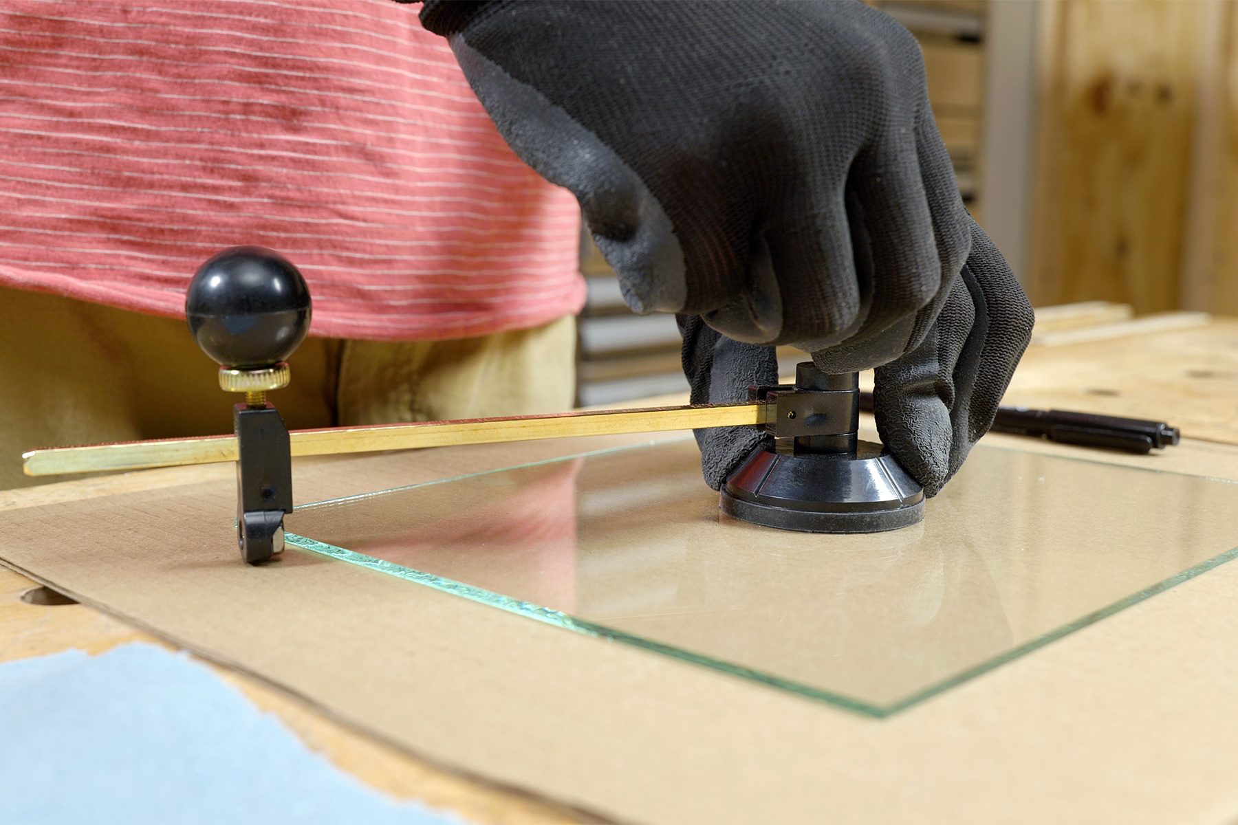 securing the vacuum cup on glass