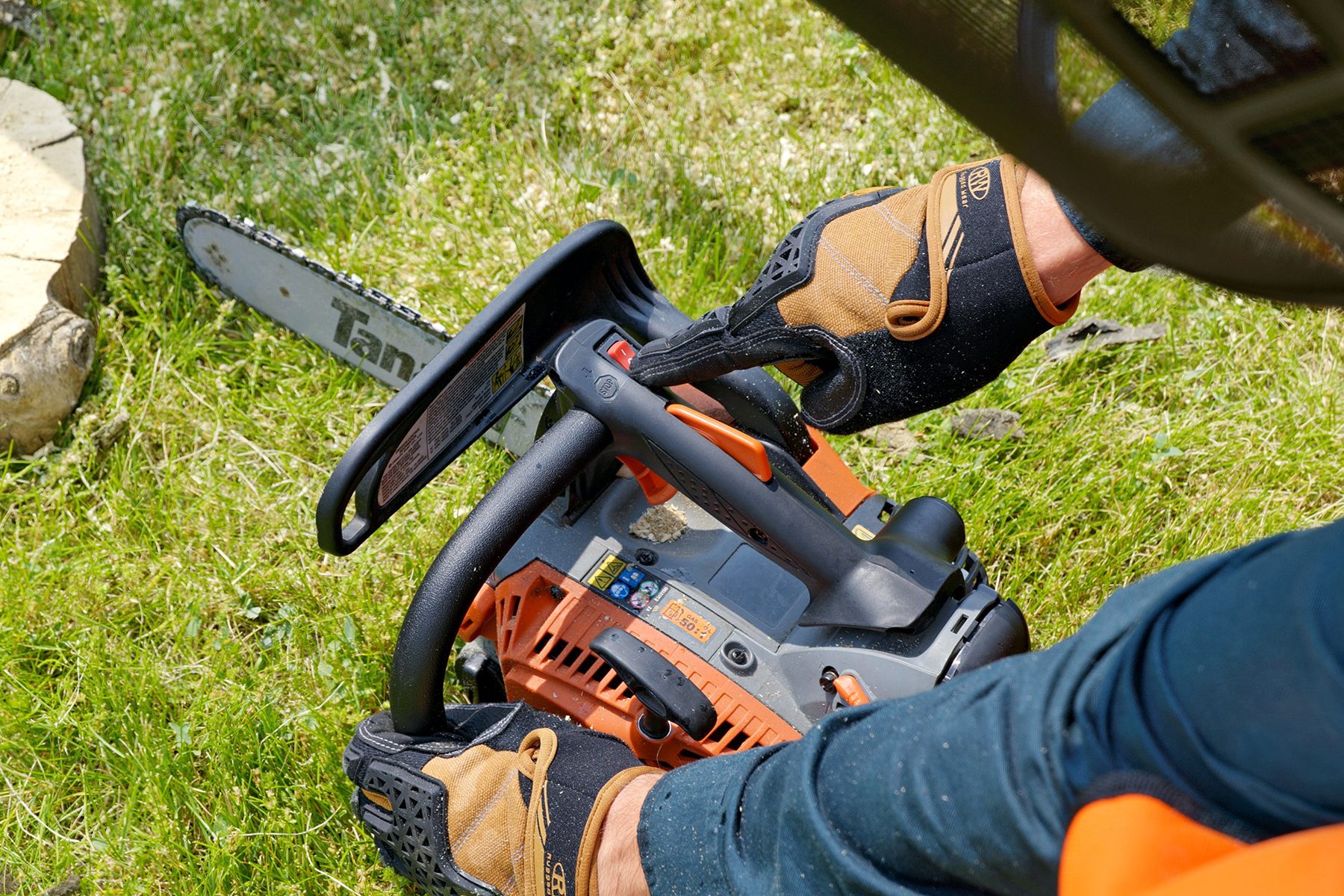 How To Use A Chainsaw Safely Fhmvs24 Pk 06 27 Chainsawsafety Step12