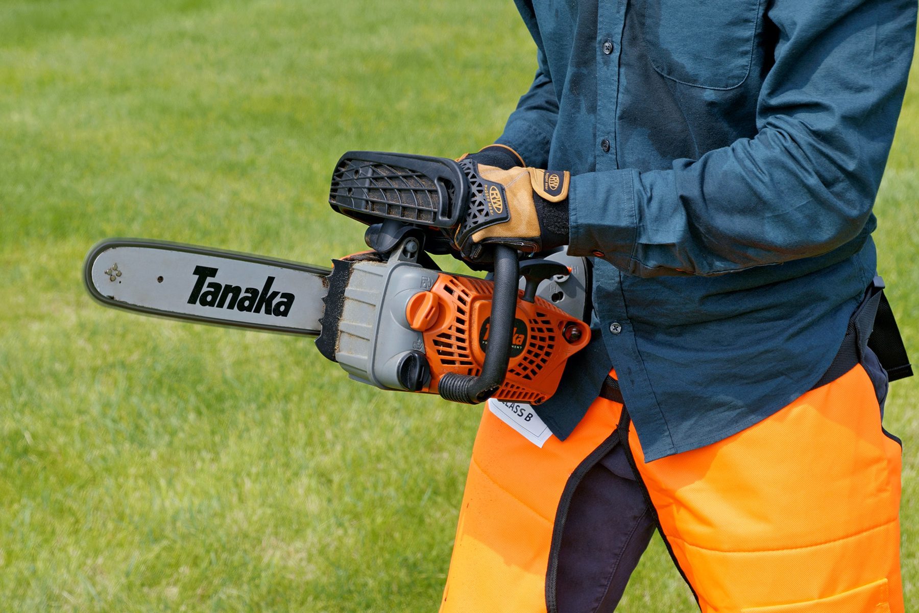 How To Use A Chainsaw Safely Fhmvs24 Pk 06 27 Chainsawsafety Step9