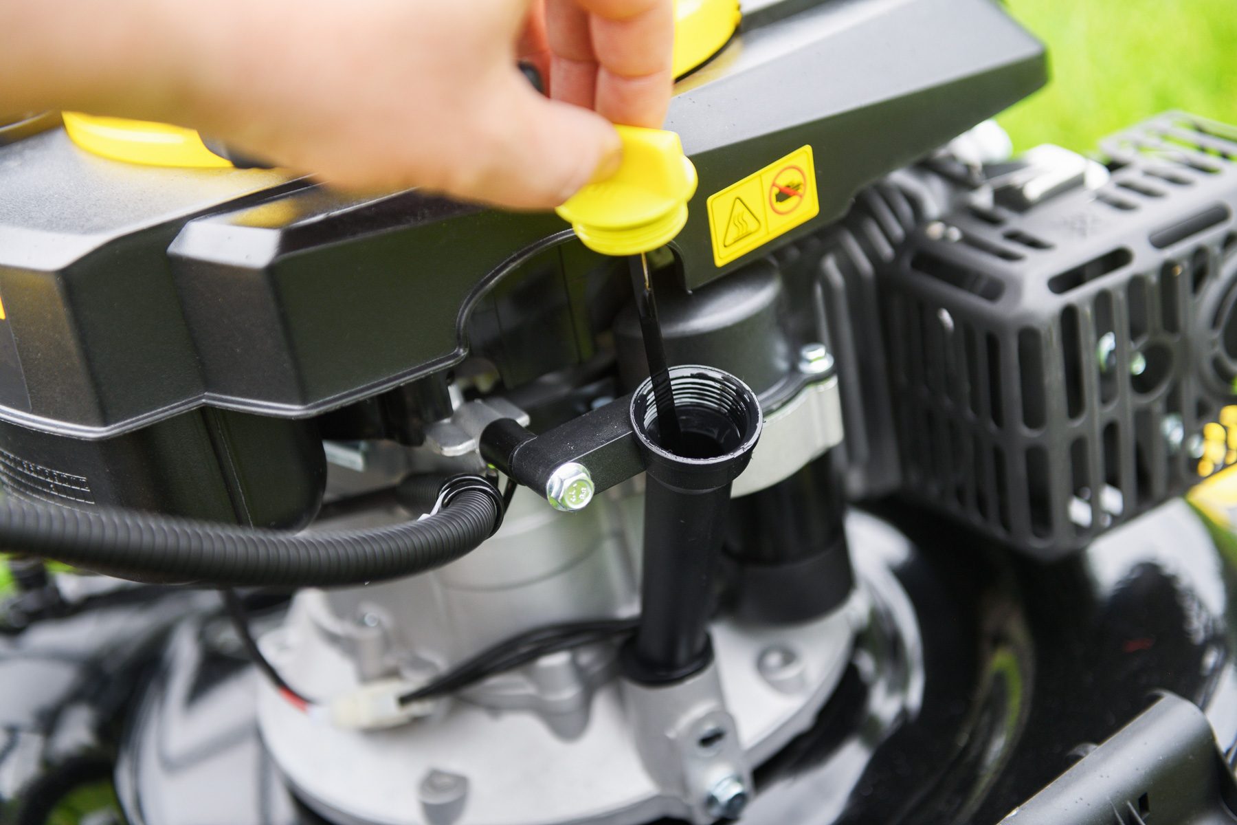 When and How to Change Oil In a Lawn Mower