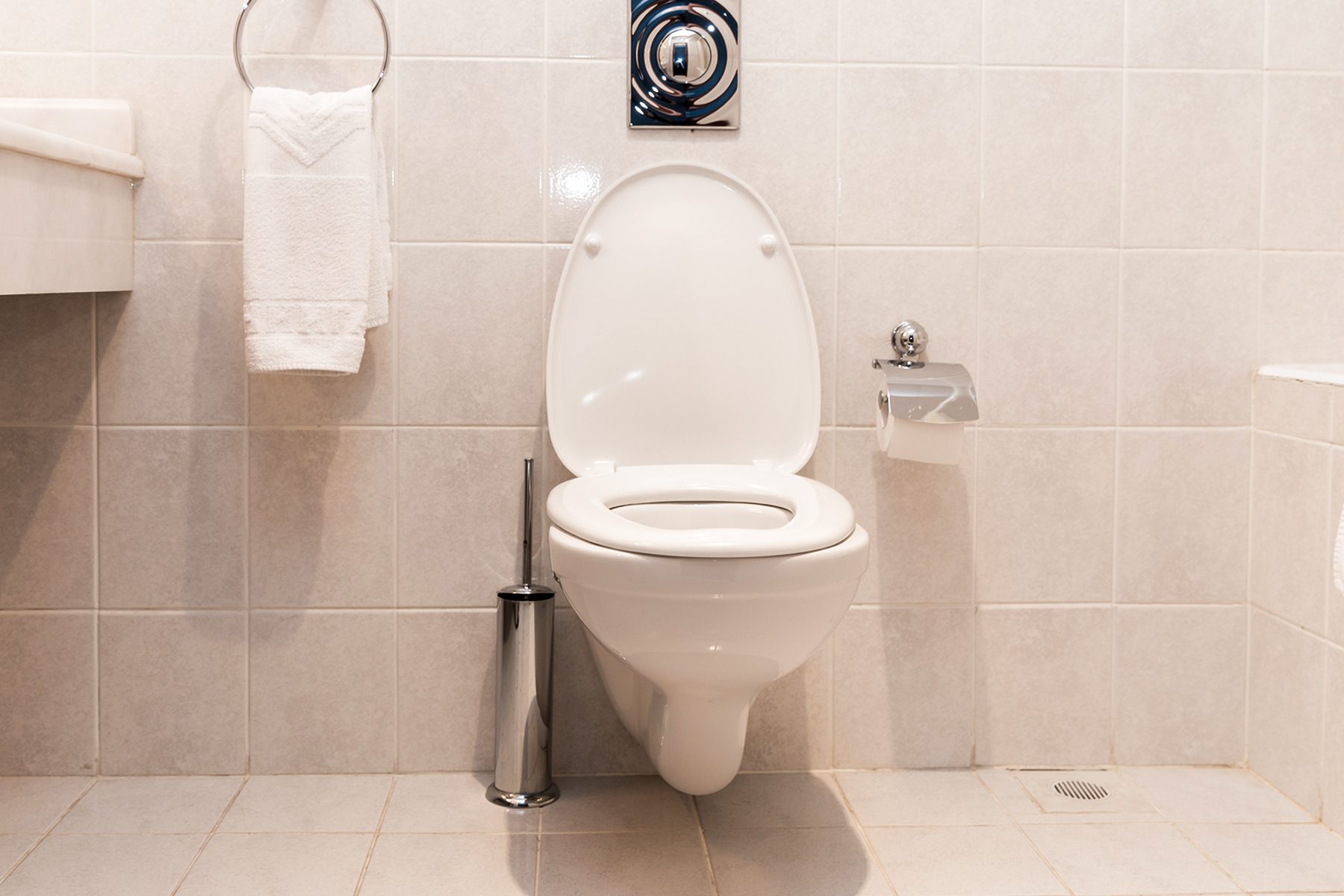 Don’t Try To Unclog Your Toilet These Ways